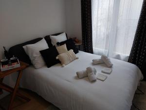 Appartements L'ESSENTIEL - Tout Inclus ! Petit Dejeuner, Canal Plus, Netflix, Literie, Serviettes : photos des chambres