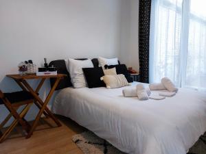 Appartements L'ESSENTIEL - Tout Inclus ! Petit Dejeuner, Canal Plus, Netflix, Literie, Serviettes : photos des chambres