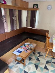 Campings Mobil-home climatise, avec 3 chambres et grande terrasse, entierement equipe, sauf draps en option, pour 6 adultes au maximum, et possibilite de 2 enfants en plus : photos des chambres