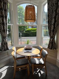 2 Bed ground floor apartment, sleeps 4 with free parking