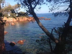 Studio climatisé avec balcon à 10 mn des plages
