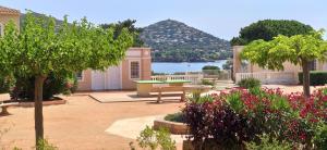 Cap Esterel, quartier Belvédère 2p meublé tourisme 3 étoiles climatisé Rez-de-Jardin, Vue Mer, WIFI, Piscine et Parking inclus