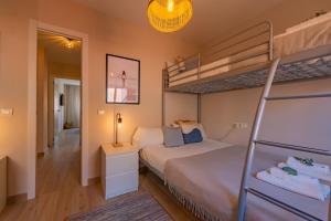 Beachfront, pool, terrace, garage & fibre internet