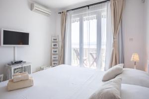 Zlatni Bol Apartments