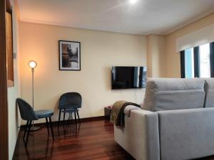 2A. Dos dormitorios y balcones en el casco viejo.