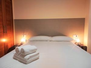 2A. Dos dormitorios y balcones en el casco viejo.