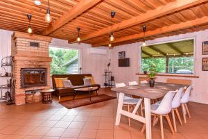 Sodyba Pivašiūnuose ant ežero kranto