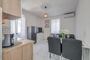 New place in Old town of Trogir, parking