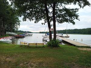DOM LETNISKOWY NAD JEZIOREM Łódż wiosłowa i kajak Giżycko Storczykowa 26