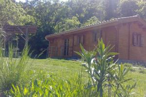 Chalets Un chalet en bois dans un ecrin de verdure : photos des chambres