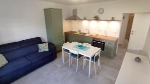 SODOBEN ENOSOBNI APARTMA Ob PLAŽI - MODERN ONE-BEDROOM BEACHSIDE APARTMENT 