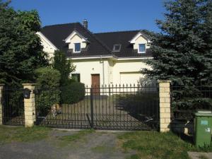 Spacious Family House 5 bedrooms 12km to Opole