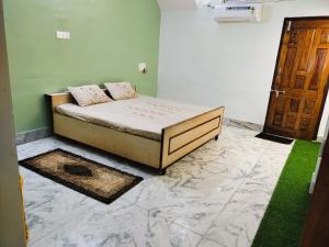 Yellow Homestay - Modern 2BHK AC stay