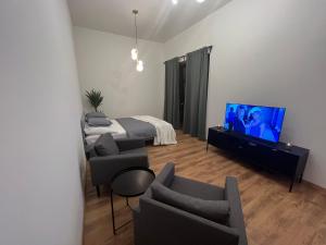 Apartment YELLOW ROSE, Perfect Location with Free Parking, 24h Checkin & Balcony