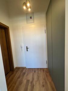 Apartment YELLOW ROSE, Perfect Location with Free Parking, 24h Checkin & Balcony