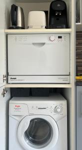 DnN Stylish Studio - WiFi, Parking, Near Basel & Airport - Portable AC, dishwasher, washing machine