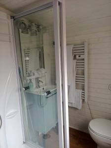 B&B / Chambres d'hotes Roulotte jusqu'a 2 personnes Le Temps d une Pause en face du Beaujolais - Climatisation et Borne recharge vehicule electrique : Chambre Double - Vue sur Jardin