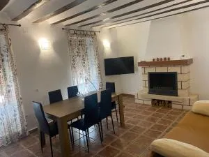 Agradable casa con chimenea interior y barbacoa. - 卡夫列尔河畔比利亚戈多