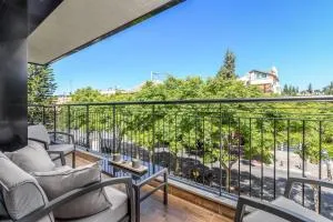 New Luxury 3 BR - Next the Orient Hotel - Geʼullim