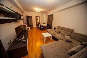 Lovely 2-bedroom condo with private garage