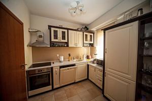 Lovely 2-bedroom condo with private garage