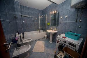 Lovely 2-bedroom condo with private garage