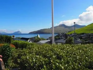 A pearl in the middle of Kvívík with a nice view - Kvívík