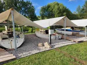 Uždubysio baidarės Nakvynė Jachtose (Night on a Yacht) - Plokščiai