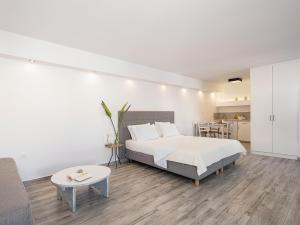 Apartment with Side Sea View room in Porto Kaza
