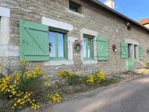 Cottage with Splendid Views - La Motte-Ternant
