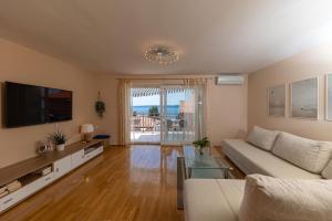 Two-Bedroom Apartment with Balcony and Sea View room in Apartments Nada