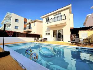 Spacious Villa with Private Pool - 4hvězdičkové hotely ve městě Pafos