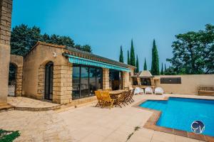 Villas Superbe Villa avec Piscine et vue sur le Village : photos des chambres