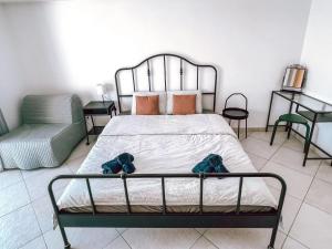 Peniche master bedroom with sea view balcony, private bathroom, shared kitchen, swimming pool, surfing resort