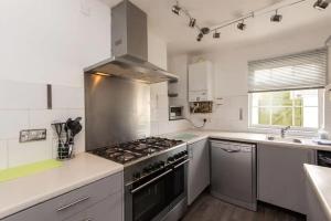 Peaceful Home from Home - Spacious 3 Bedroom House Accommodating 7 - Ideal for Families and Workers