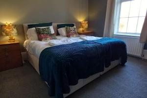 Peaceful Home from Home - Spacious 3 Bedroom House Accommodating 7 - Ideal for Families and Workers