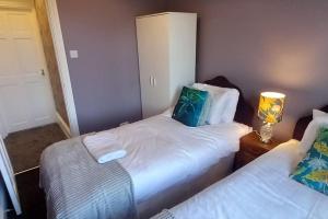 Peaceful Home from Home - Spacious 3 Bedroom House Accommodating 7 - Ideal for Families and Workers