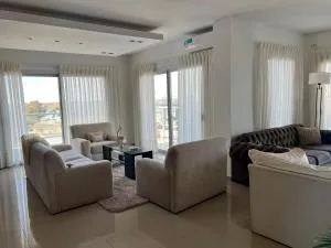 Departamento amplio y muy iluminado en 9 piso, con piscina - Alejandro Roca