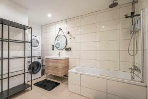 Sejours chez l'habitant Chambre 26m - Salon et kitchenette prive - WIFI : photos des chambres