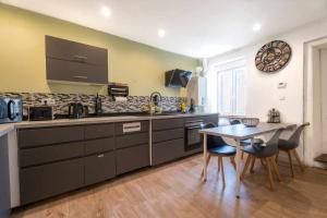 Sejours chez l'habitant Chambre 26m - Salon et kitchenette prive - WIFI : Grande Chambre Double 