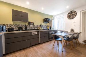 Sejours chez l'habitant Chambre 26m - Salon et kitchenette prive - WIFI : photos des chambres