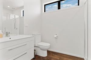 Custom designed holiday home, next to Cycleway.