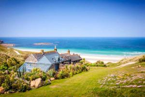 Castaways, Cottage With Sea Views, Lush Gardens & Patio By the Beach