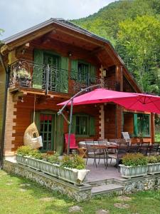 Kuća za odmor uz rijeku Slapnica, u Parku prirode Žumberak, finska sauna i jacuzzi