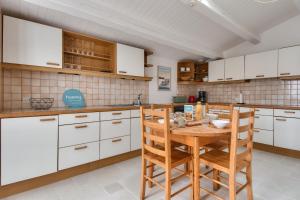 8 adultes - 2 enfants - Marais salants et plages