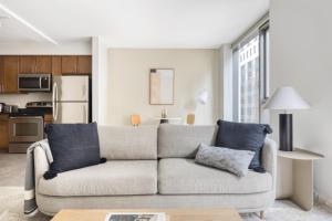 Loop 1br w pool gym lounge nr Riverwalk CHI-634