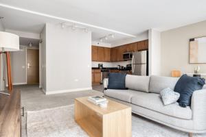 Loop 1br w pool gym lounge nr Riverwalk CHI-634
