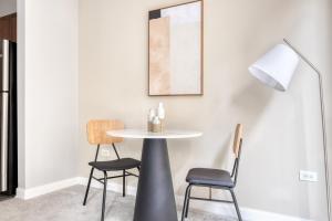 Loop 1br w pool gym lounge nr Riverwalk CHI-634