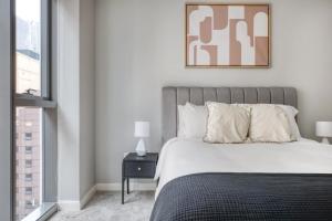 Loop 1br w pool gym lounge nr Riverwalk CHI-634