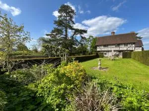 Countryside Manor House Guest Wing - Hasfield